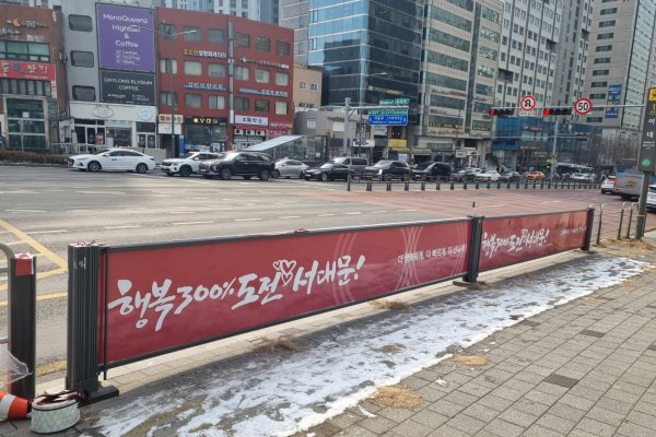 20. 이대역 2번출구 옆_인도면 우측 사진